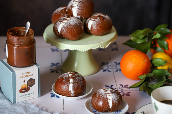 Maritozzi al cacao con crema spalmabile alla nocciola Mezzasoma