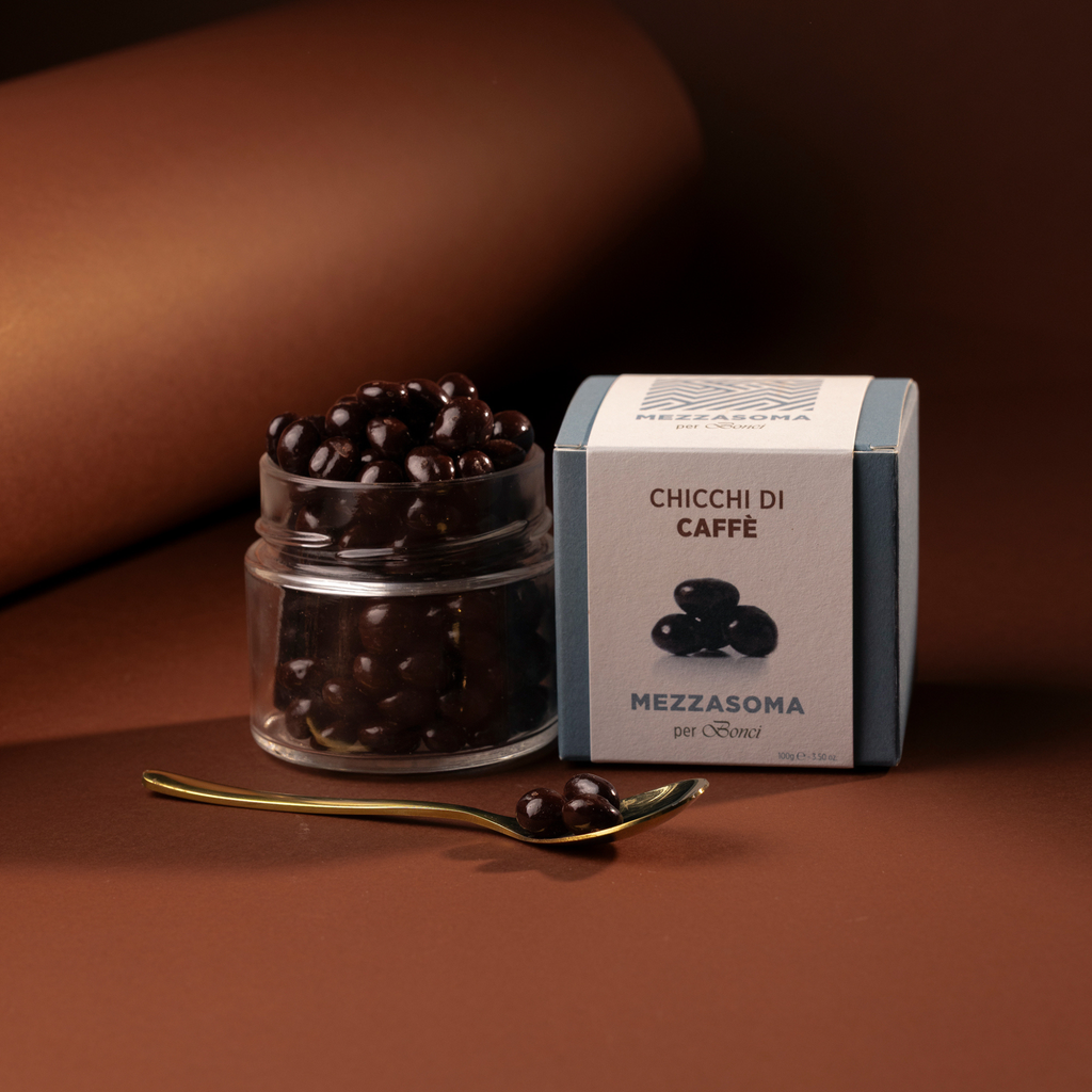 Foto ambientata chicchi di caffè, confezione e prodotto nel vasetto di vetro