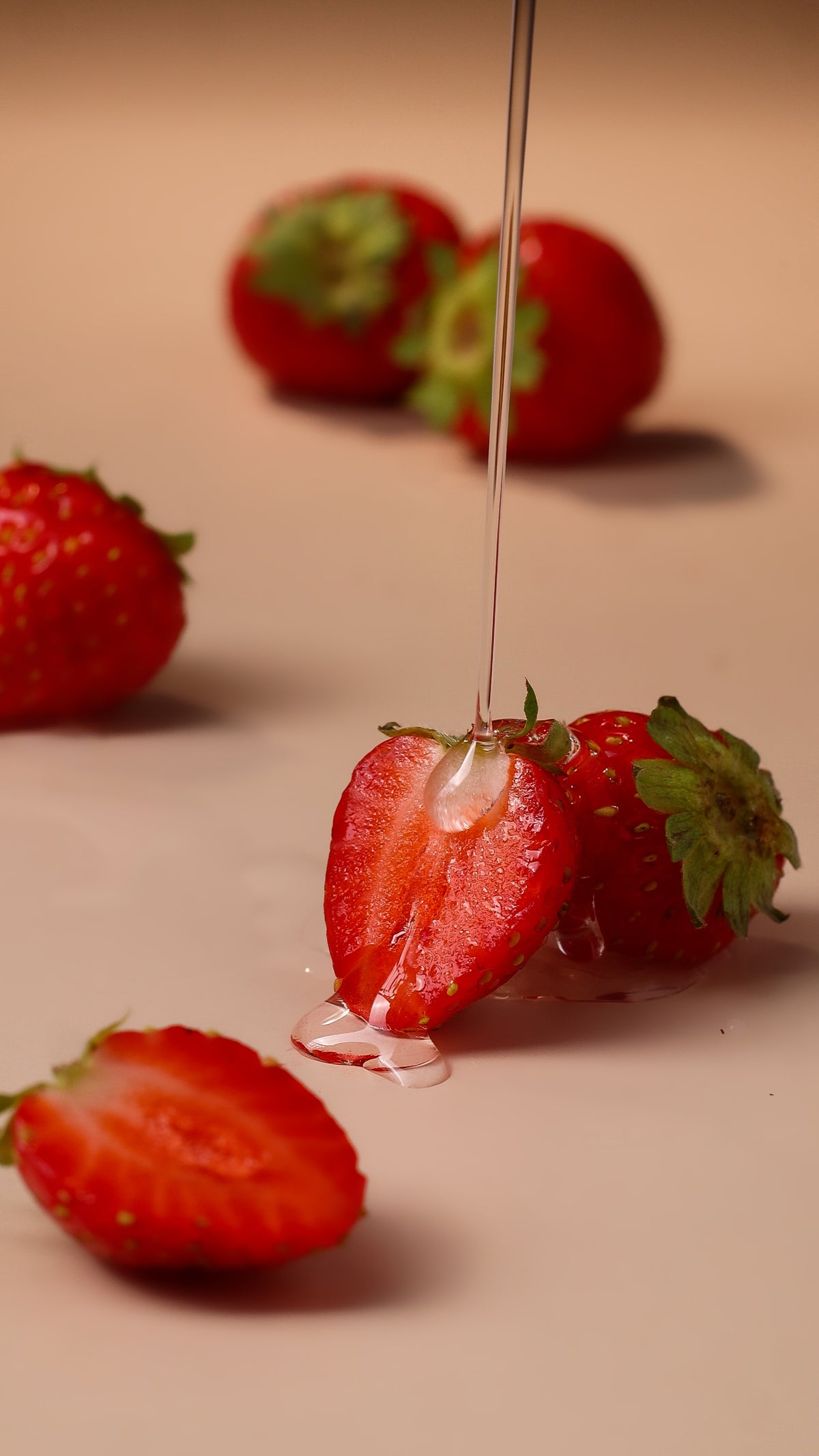 fragole con bagna alcolica che cade sopra
