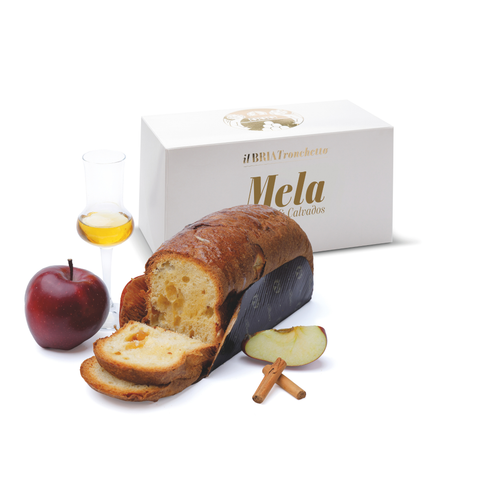 Foto prodotto Bria Tronchetto Mela & Calvados 500g, cofanetto e prodotto tagliato con accanto ingredienti principali: mela, cannella, liquore Calvados