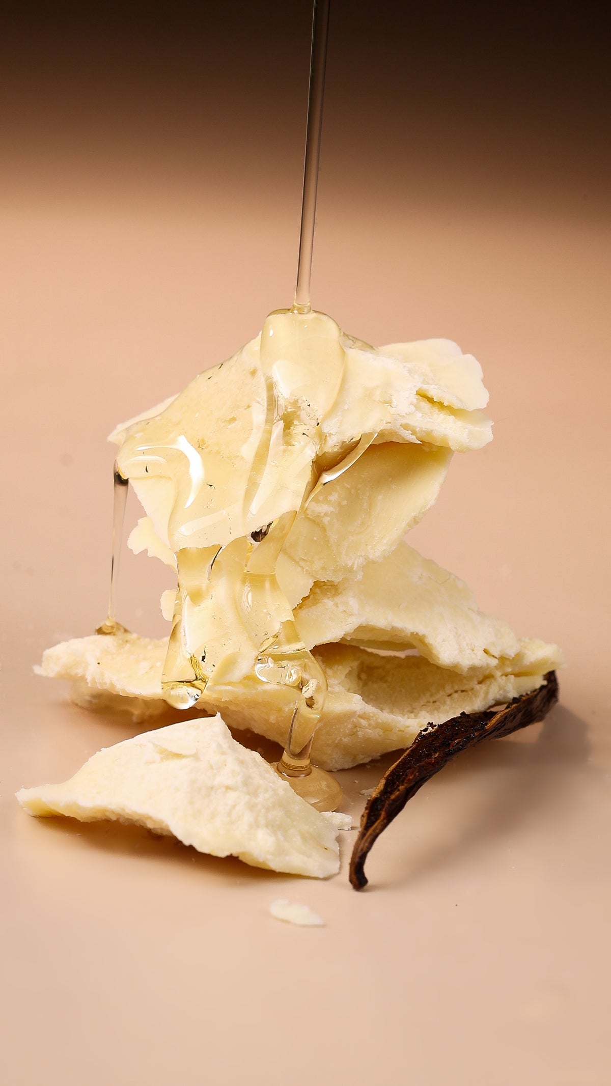 cioccolato bianco con bagna alcolica che cade sopra