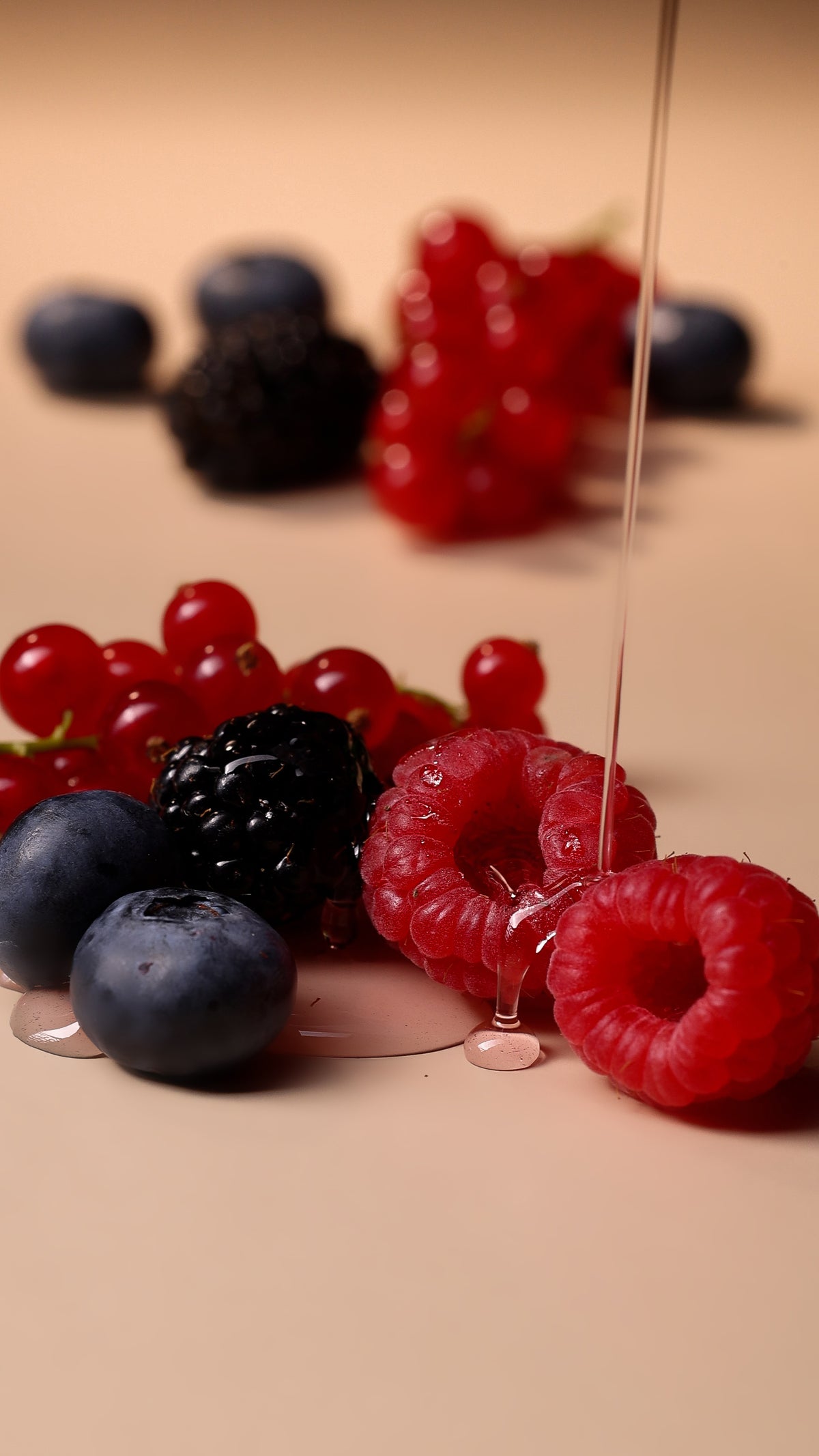 frutti di bosco con bagna alcolica che cade sopra