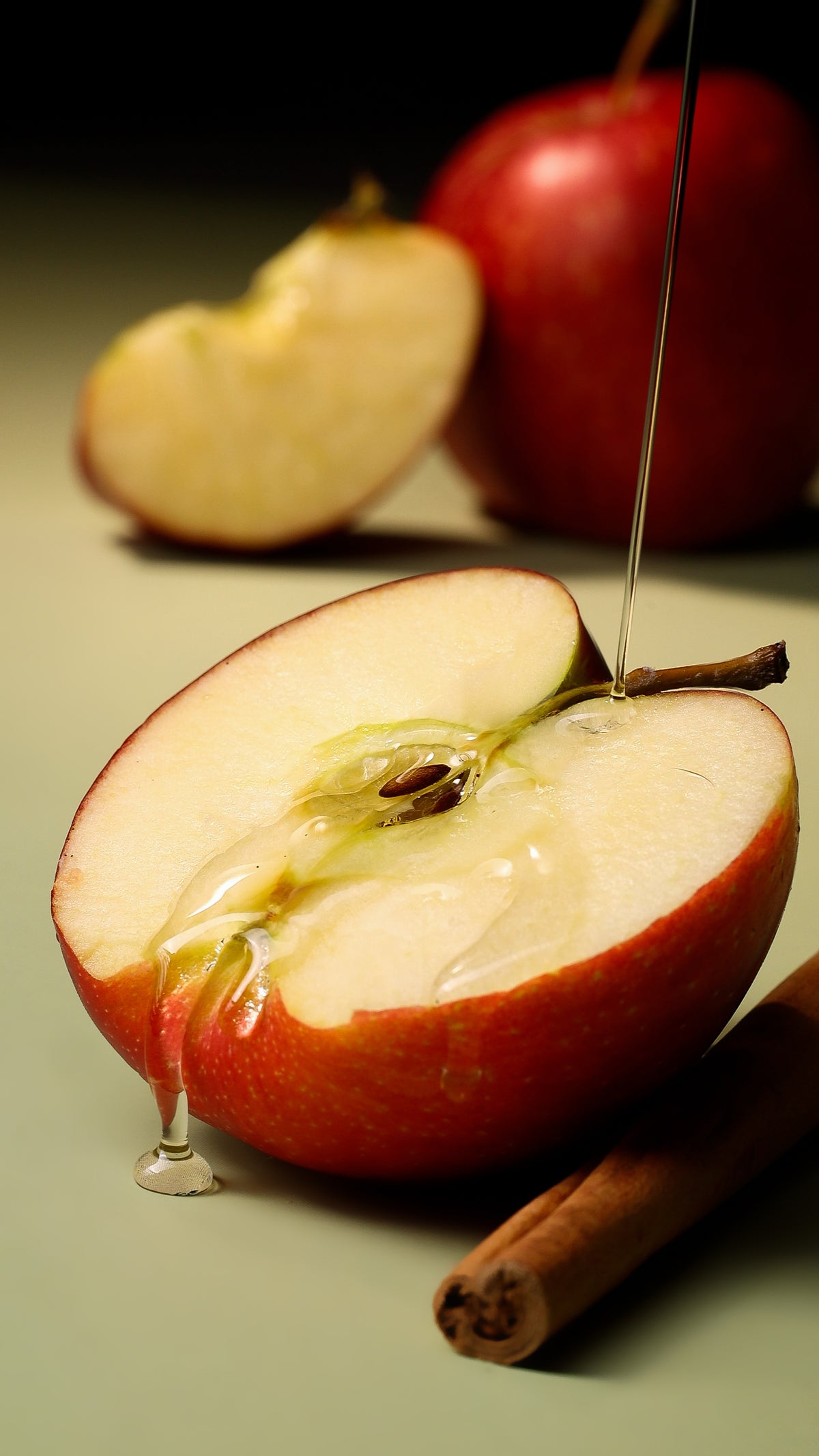 mela e cannella con bagna alcolica che cade sopra