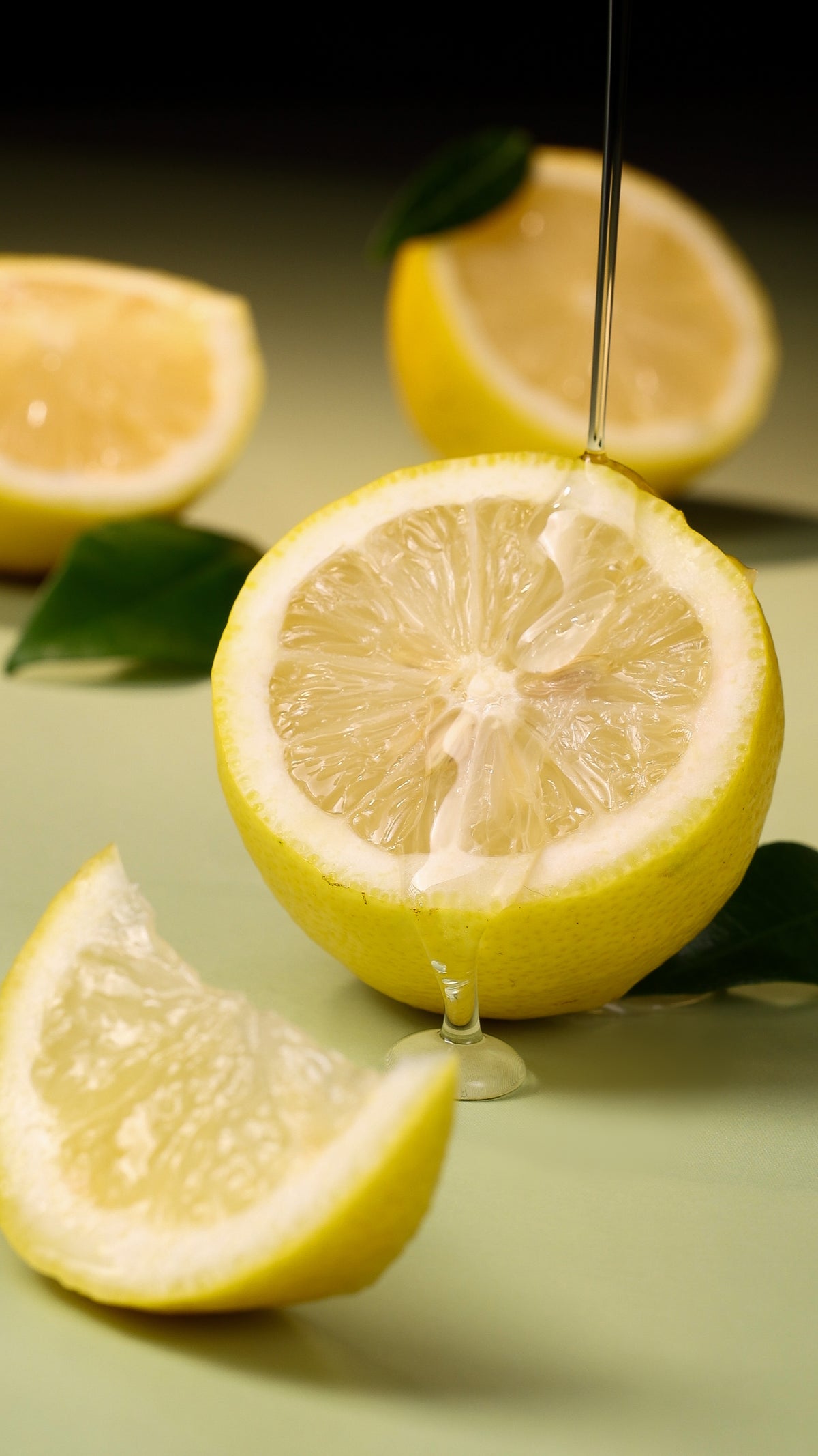 limone con bagna alcolica che cade sopra