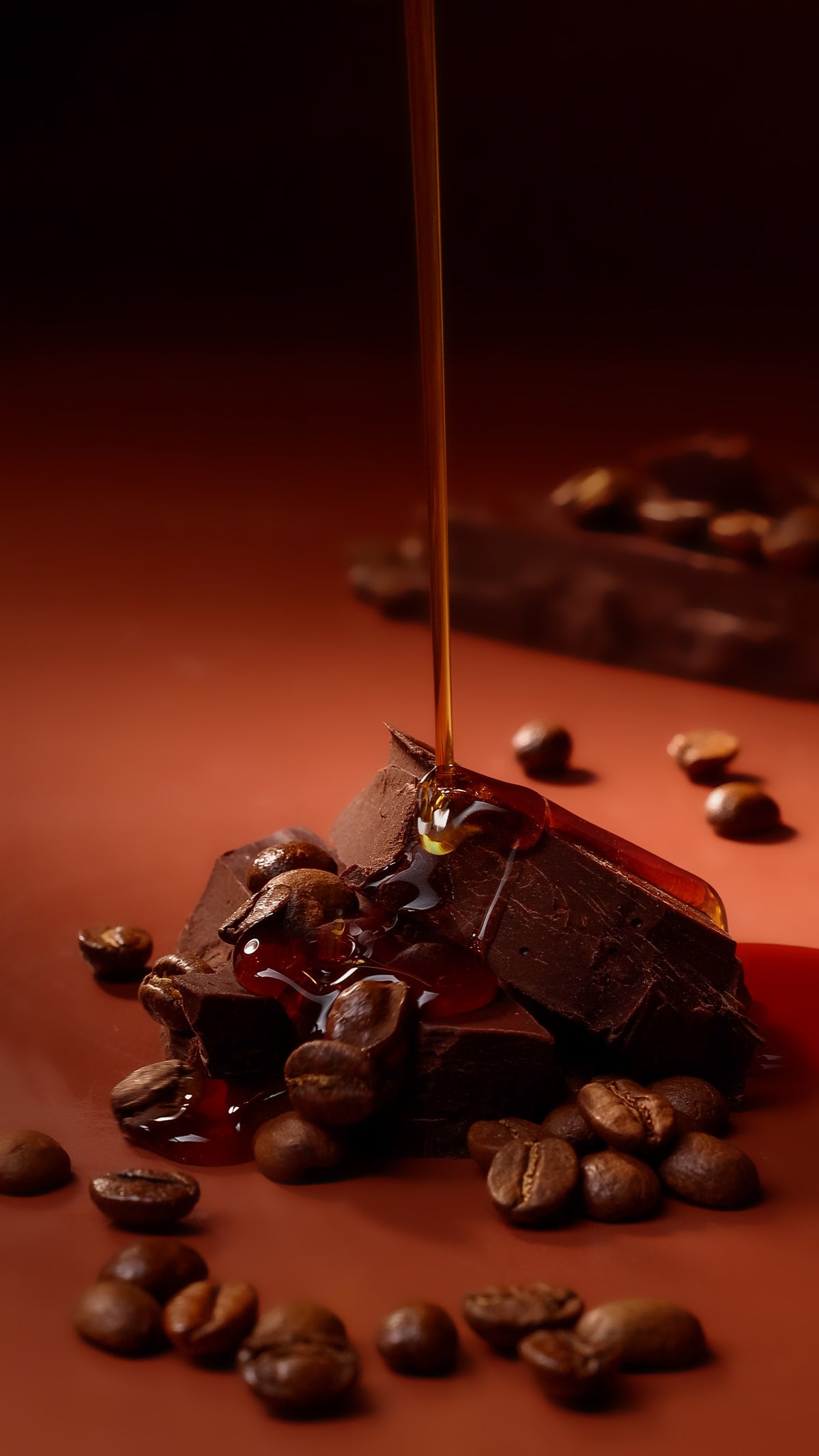 cioccolato fondente e caffè con bagna alcolica che cade sopra
