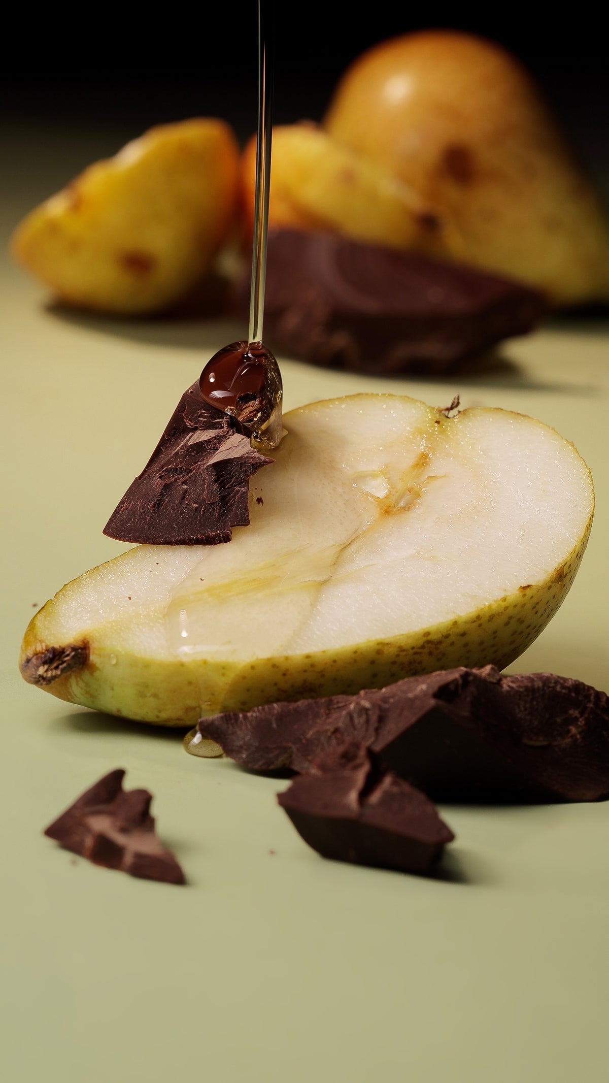 pera e cioccolato fondente con bagna alcolica che cade sopra