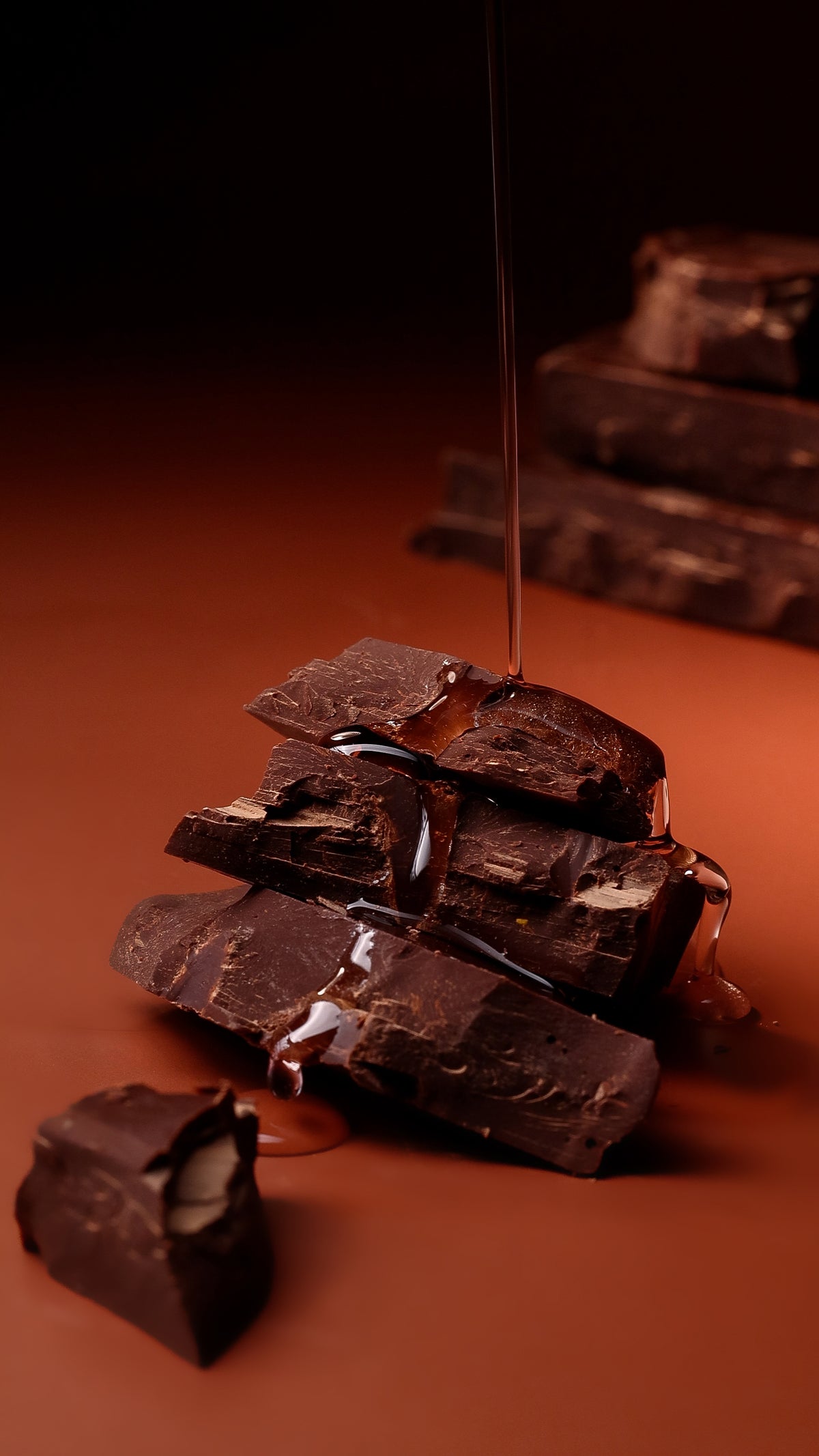 cioccolato fondente con bagna alcolica che cade sopra